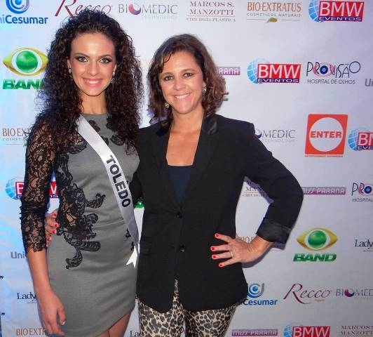 Miss Larissa Machado e a coordenadora do Miss Toledo, Cristina Oliveira, na final do Miss ParanÃ¡ 2014.